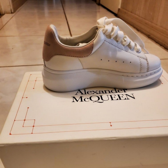 Alexander Mcqueen - Picture 2 of 4